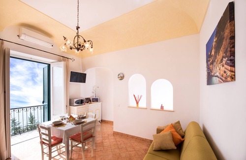 Praiano House | FLATIRON APP 2 - CHARMING APARTMENT WITH STUNNING SEA VIEW -Sosòre Holiday Homes