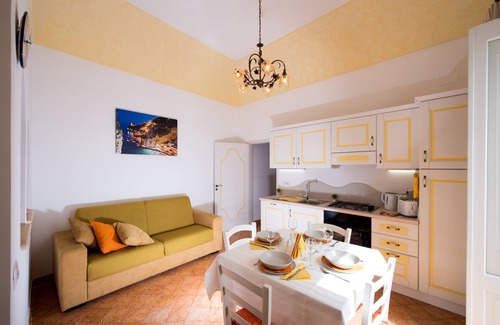 Praiano House | FLATIRON APP 2 - CHARMING APARTMENT WITH STUNNING SEA VIEW -Sosòre Holiday Homes