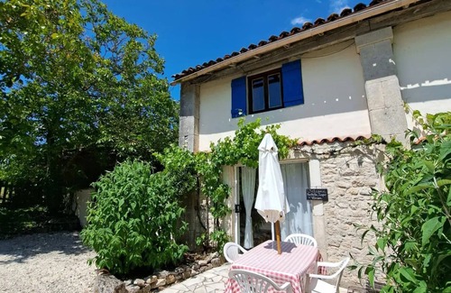Saint-Pierre-de-Juillers Cottage | 'Fleurie' La Grange du Moulin -Just families - Fun for kids - Heated pool - wifi