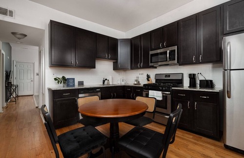 West Town Apartment | Flexhome Ukrainian Village 2BR D2