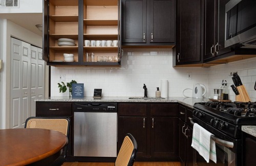 West Town Apartment | Flexhome Ukrainian Village 2BR D2