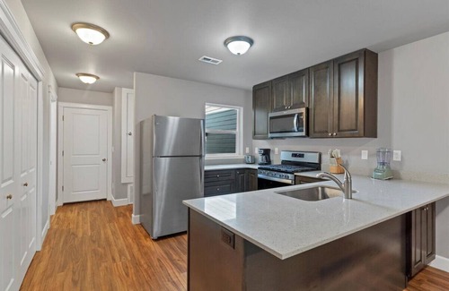 Salem House | Flexible Extended Stay 3BR - Spacious + Fireplace + Patio