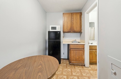 Flint Hotel | Flint Motel by OYO MI Near I-475