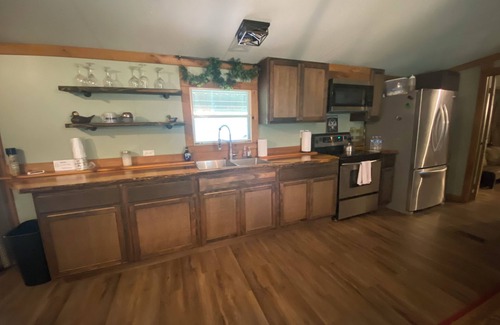 Thomaston Cabin | Flint River: Prime Shoal Bass Fishing, Close to Charming Wedding Venues, Hot Tub