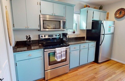 Sunset Point House | Flip Flop Causual~ vibrant 2 bedroom in the heart of Folly
