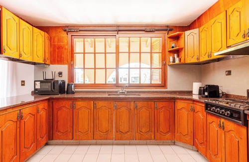Godoy Cruz Villa | FLIPHAUS Wine Country Erlich 22 pax