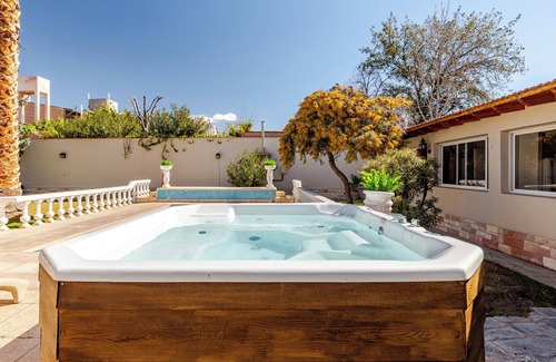 Godoy Cruz Villa | FLIPHAUS Wine Country Erlich 22 pax