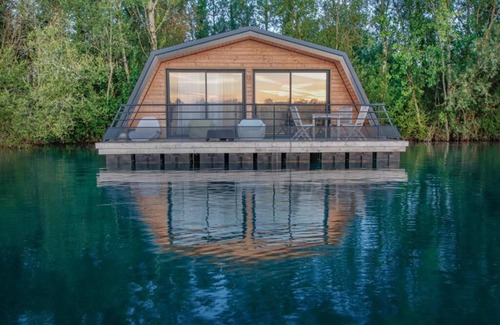 Beautiran Boat Rental | Floating house/Houseboat ★ Baurechinsolite