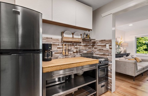 Kenilworth House | Floating in a forest with mountain views - minutes to downtown, Biltmore & shops