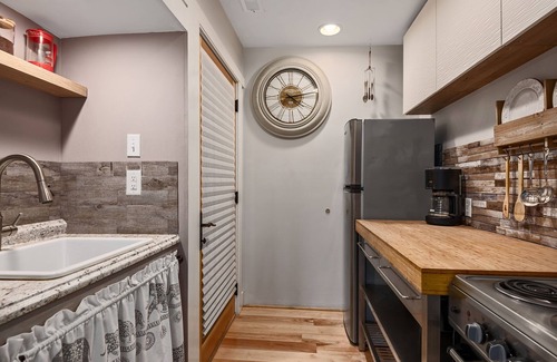 Kenilworth House | Floating in a forest with mountain views - minutes to downtown, Biltmore & shops