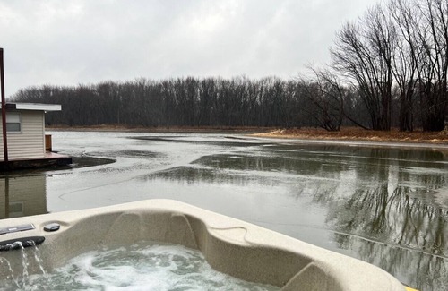 East Dubuque Cabin | Floating Studio Cabin. HOT TUB!