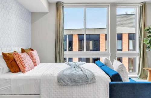 Northern Liberties Apartment | Floor To Ceiling Windows- Bridge Views - Studio