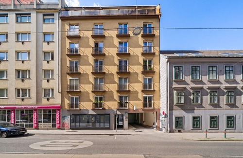 Schottenfeld Apartment | Flora Collection 13 in Vienna
