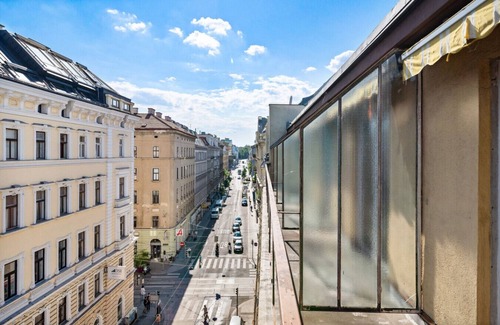 Schottenfeld Apartment | Flora Collections - Studio room with shared kitchen
