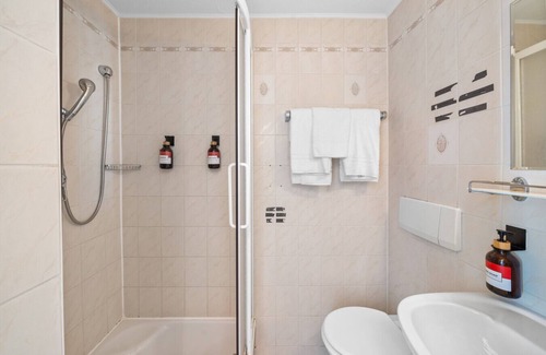 Schottenfeld Apartment | Flora Collections - Studio room with shared kitchen