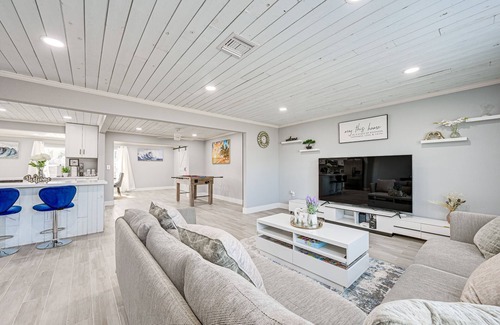 Oakland Hills Cottage | Florida Gulf Coast Getaway: Pool + Screened Lanai!