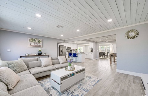 Oakland Hills Cottage | Florida Gulf Coast Getaway: Pool + Screened Lanai!