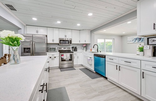 Oakland Hills Cottage | Florida Gulf Coast Getaway: Pool + Screened Lanai!