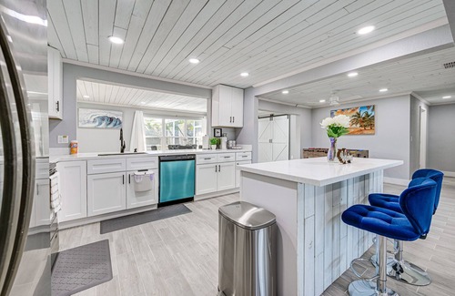 Oakland Hills Cottage | Florida Gulf Coast Getaway: Pool + Screened Lanai!
