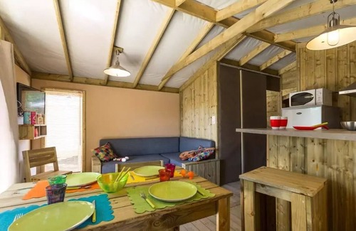 Treignac House | Flower Camping La Plage * - Sweetflower Premium 43m2 (2 bedrooms) + TV + sheets + towels + semi-covered terrace of 11m2 5 persons