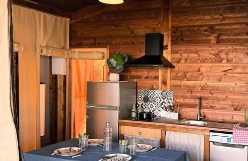 Treignac House | Flower Camping La Plage * - NOUVEAUTE : Cabane toilée Cotton Flower Confort 28m² (2 chambres) + TV + terrasse couverte 16m² 5 personnes