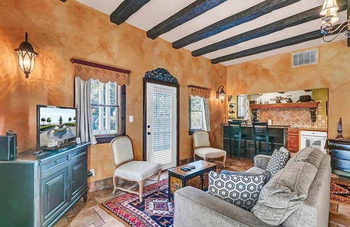 Summerville Historic District Cottage | FlowerTown Historic District Private Cottage w/Gardens