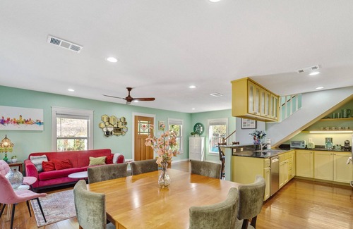 Barton Heights House | Flutter into this iconic South Austin work of art >> The Pixie by Lodgewell