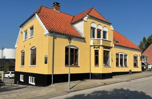 Bindslev Hotel | Folsted - Værelse 204 med eget badeværelse og fri parkering