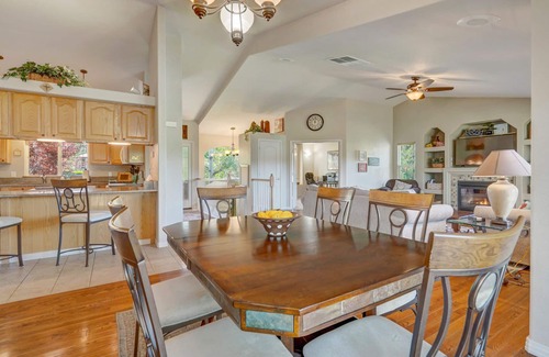 Monument House | Foosball-Fire Pit-Pet Friendly-near USAF Academy