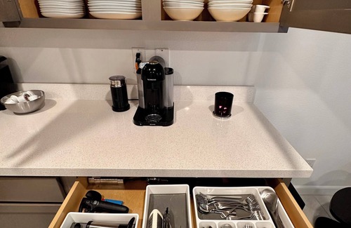 Las Vegas House | For rent 2 bedrooms & 1 full private bathroom kitchen living room share w host