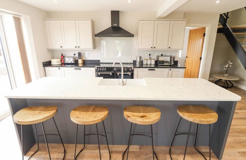 Winestead Cottage | FOREMANS COTTAGE, pet friendly, with a garden in Withernsea
