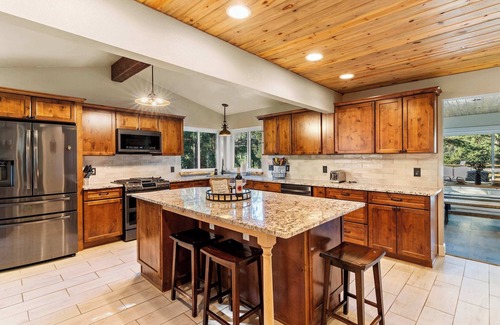Cascade-Chipita Park Cabin | Forest Cabin - Hot Tub & Mt Views - Pikes Peak