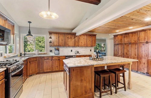 Cascade-Chipita Park Cabin | Forest Cabin - Hot Tub & Mt Views - Pikes Peak