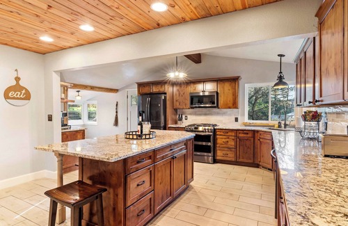 Cascade-Chipita Park Cabin | Forest Cabin - Hot Tub & Mt Views - Pikes Peak