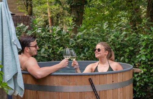 Bosgebied Hoenderloo Ski Chalet | Forest Finest, luxe chalet met HOT TUB mooie overkapping en prachtige tuin met veel privacy