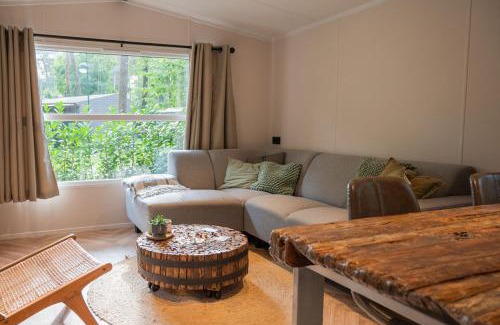 Bosgebied Hoenderloo Ski Chalet | Forest Finest, luxe chalet met HOT TUB mooie overkapping en prachtige tuin met veel privacy