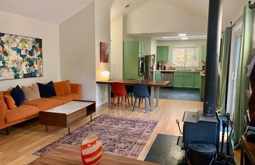 Prince Edward Apartment | Forest Guest Suite Near Picton Centre (Pet-Friendly &Hot Tub &Park Pass)n