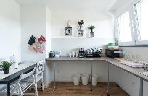 Neudorf-Nord Apartment | - Forest Retreat Deluxe - 2 Bedroom Apartment - 75 qm - Fully Renovated 2025 with TV & Netflix - King Size Beds - Full Kitchen - Free Parking - Close to Airport & Train -