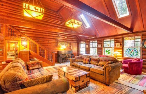 Rhododendron House | Forested Minikahda Lodge with Hot Tub Near Mt Hood
