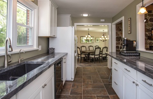 Pittsford House | Forestview Manor (Secluded Getaway)