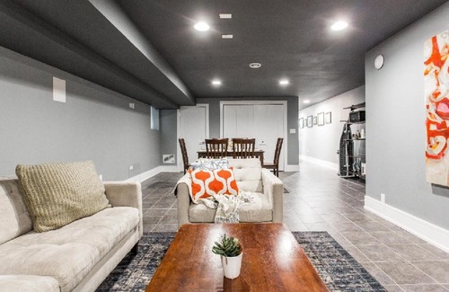 Grand Boulevard Apartment | Forrestville Ave Large Suite
