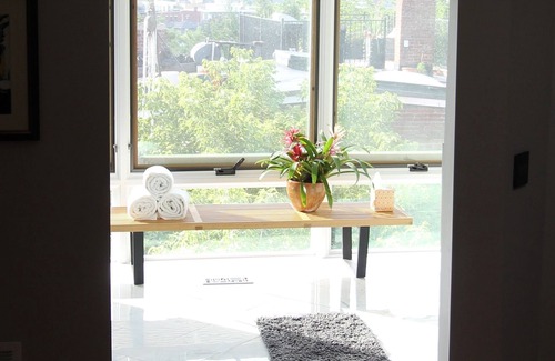 Highland Park Apartment | Fort Hill Inn- Modern City Triplex !*L@K *Minutes to Center! With Parking!