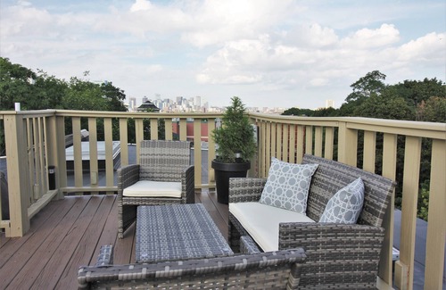 Highland Park Apartment | Fort Hill Inn- Modern City Triplex !*L@K *Minutes to Center! With Parking!