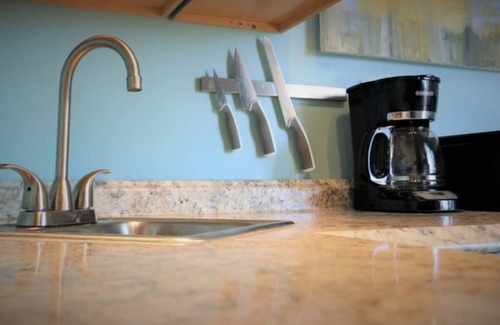 Terlingua House | Fossil Knob Ridge -Cinnabar: Ultra-Modern Container Home