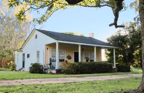 Natchez House | Foster Mound Cottage - Perfect for a Cozy Getaway with 2 Bedrooms and Pet-Friendly Amenities!