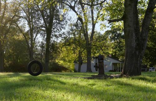 Natchez House | Foster Mound Cottage - Perfect for a Cozy Getaway with 2 Bedrooms and Pet-Friendly Amenities!