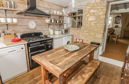 Bicester Cottage | FOUNTAIN VIEW COTTAGE, pet friendly, with open fire in Upper Heyford