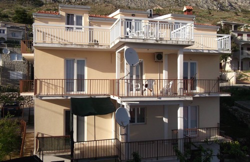 Stanici Apartment | Four-bedroom apartment with terrace and sea view Stanići, Omiš (A-10360-a)