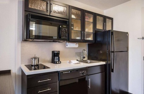 Schiller Park Hotel | FOUR Large 1BR Suites with Full Kitchen, Free Shuttle Chicago O'Hare Airport!
