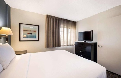 Schiller Park Hotel | FOUR Large 1BR Suites with Full Kitchen, Free Shuttle Chicago O'Hare Airport!
